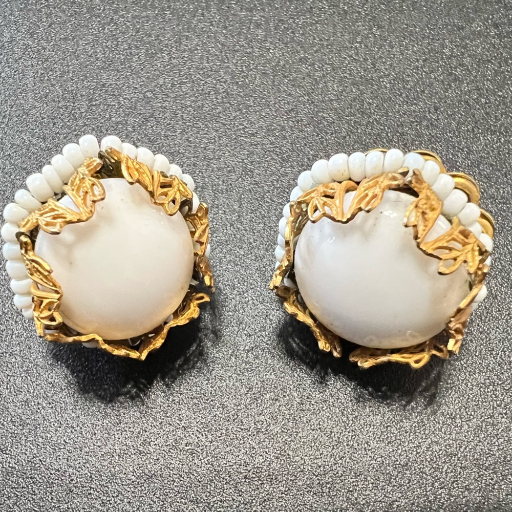 Miriam Haskell Vintage Signed Milk Glass and Gold Filigree Earrings - Picture 4 of 6